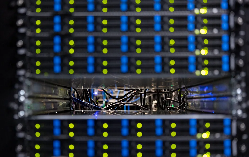 Rack de servidores com luzes acesas em um data center