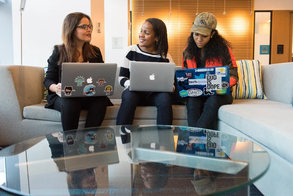 Equipe de desenvolvedoras trabalhando com notebooks
