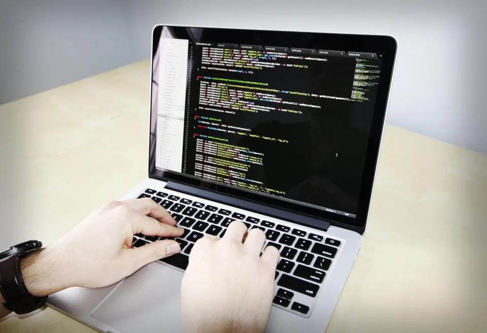 Código de programação aberto na tela de um notebook