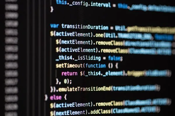 Programming Code — foto de apoio no topo do artigo