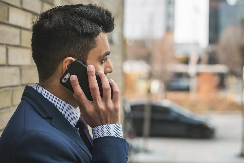 Profissional ao telefone atendendo um cliente