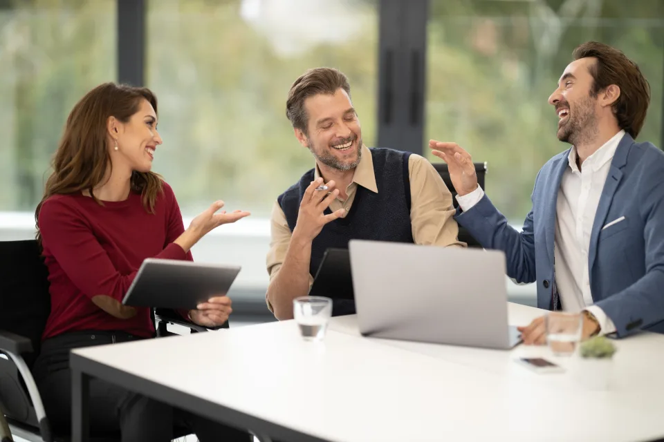 Colegas conversando numa reunião no escritório
