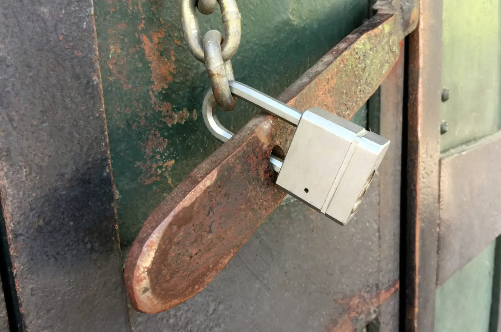 Cadeado fechado em uma porta de metal, símbolo de proteção de dados