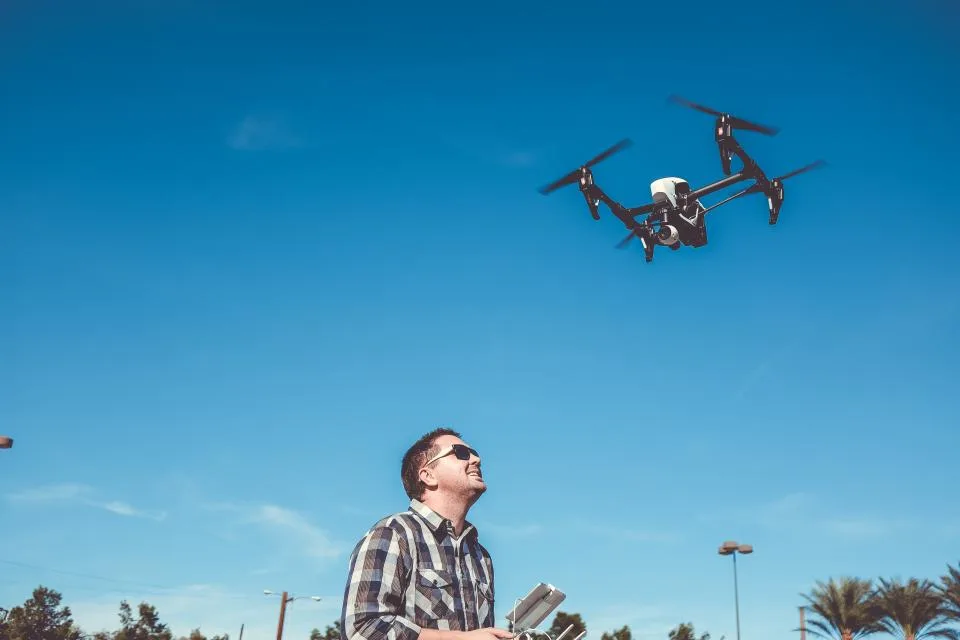 Operador pilotando um drone ao ar livre