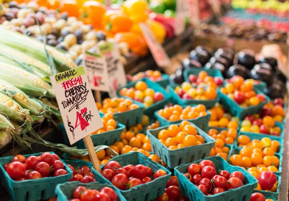 Tomates em caixas com placas de preço na feira