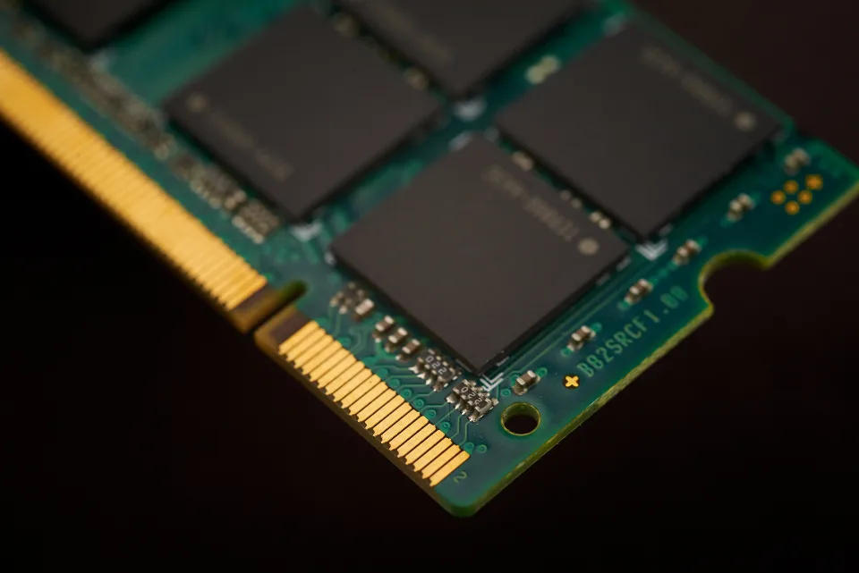 Módulo de memória de computador em close, sobre fundo escuro