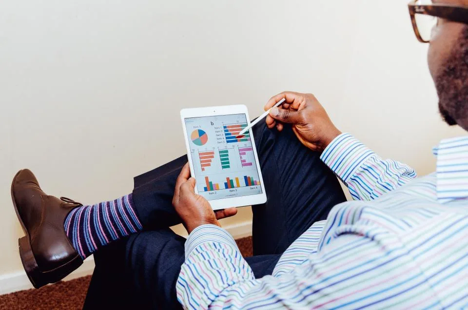 Profissional analisando gráficos num tablet