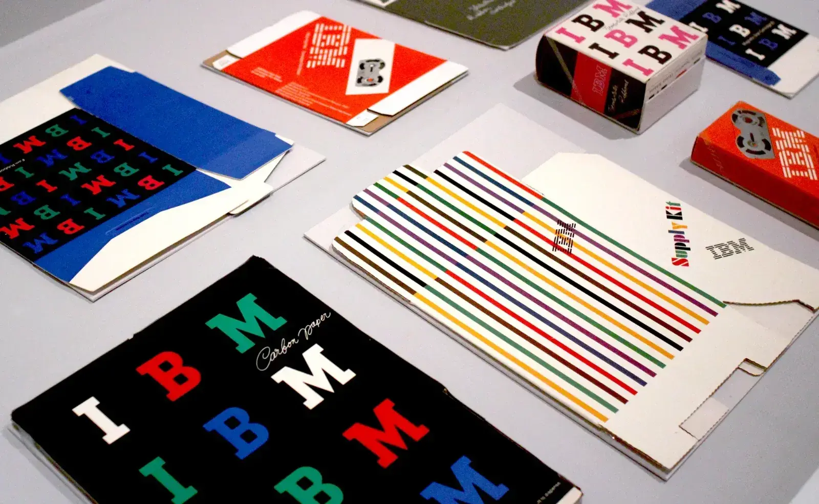Graphic design applications created for IBM by Paul Rand — foto de apoio no topo do artigo