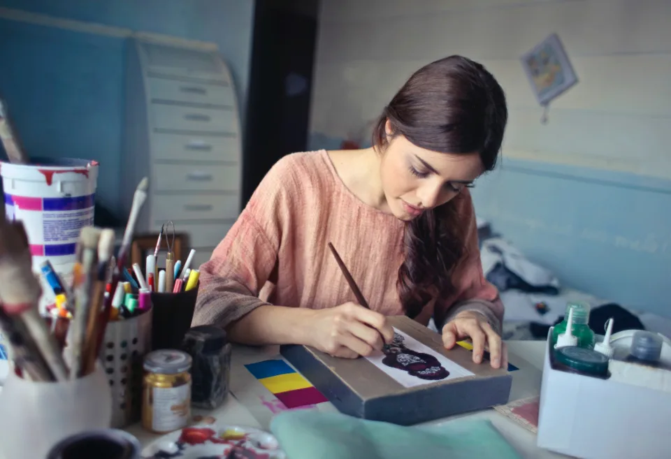 Designer desenhando à mão numa mesa de trabalho