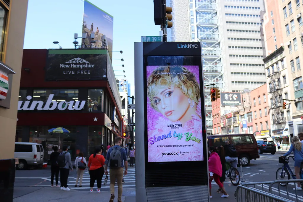 Telões de publicidade digital em uma rua movimentada