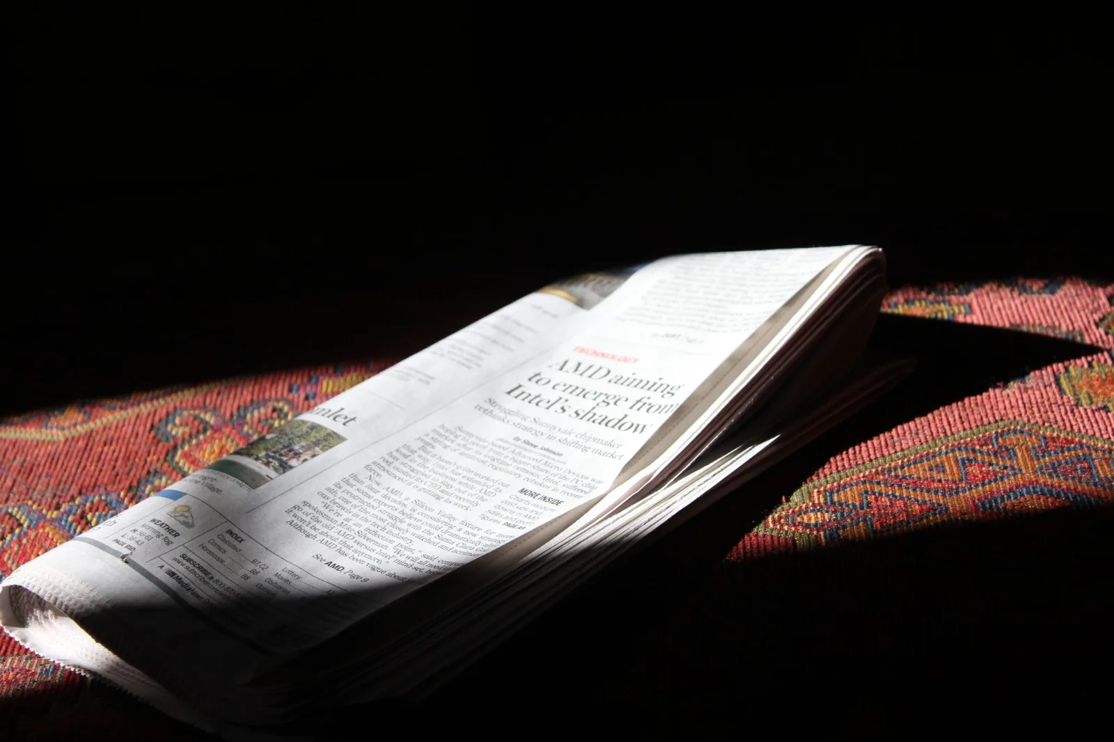 Jornal dobrado sob a luz do sol