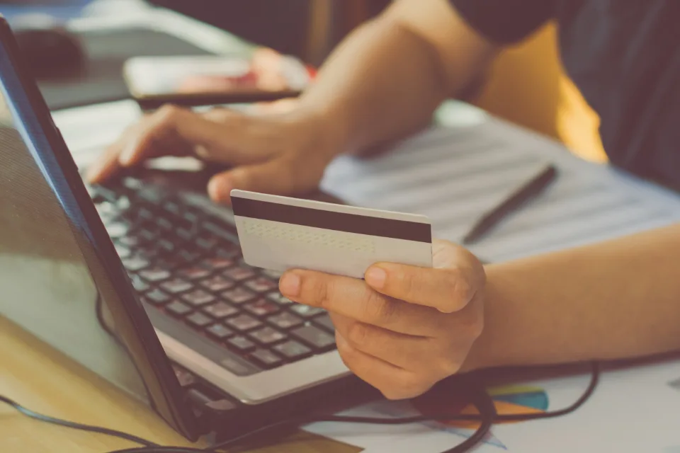 Compra on-line com cartão de crédito no notebook