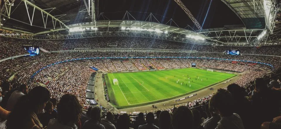 Estádio de futebol com o gramado iluminado