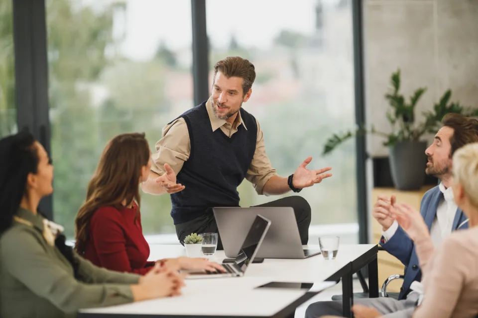 Colegas conversando em reunião de equipe no escritório