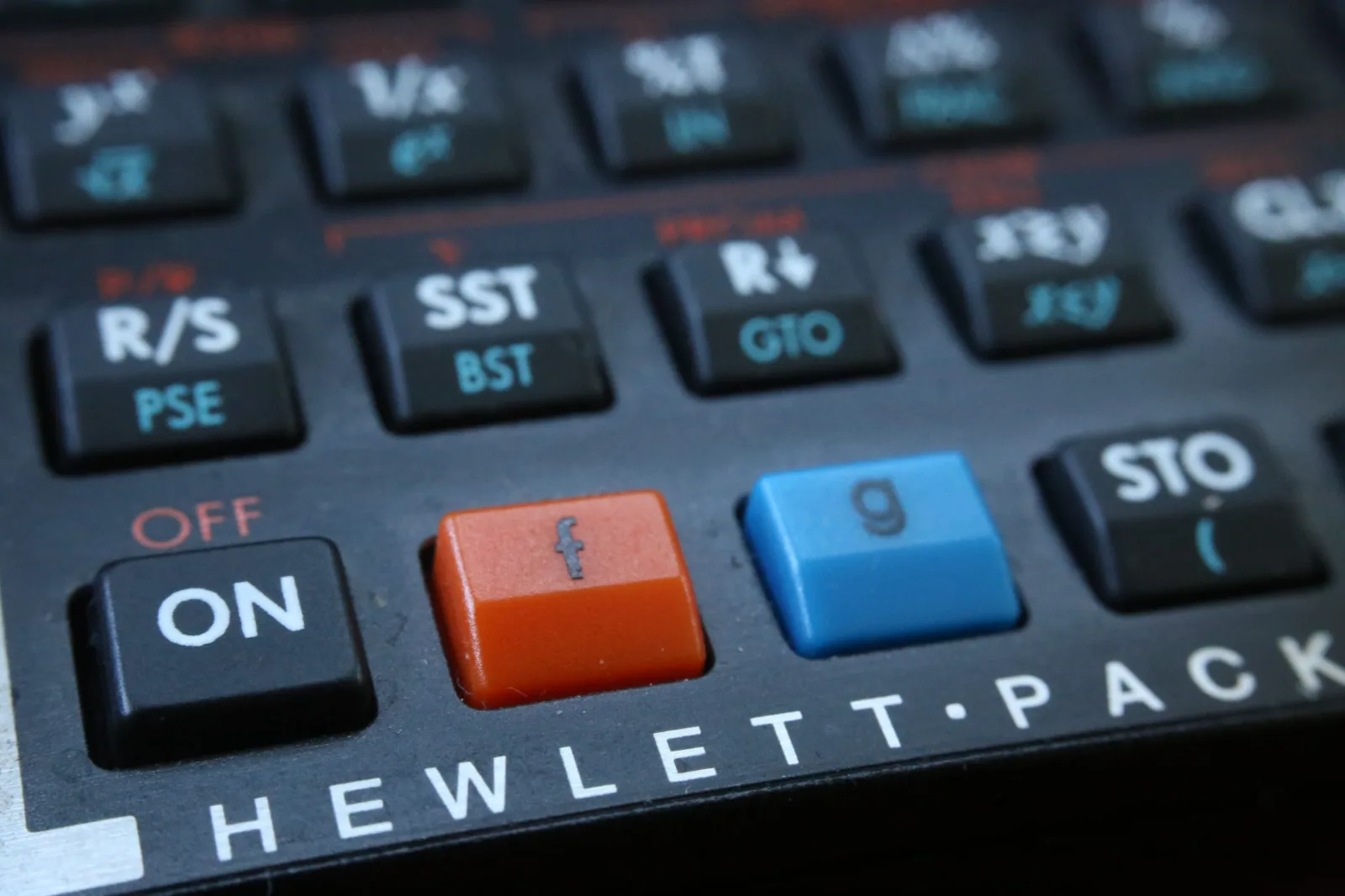 Close de uma calculadora com o botão de ligar em destaque