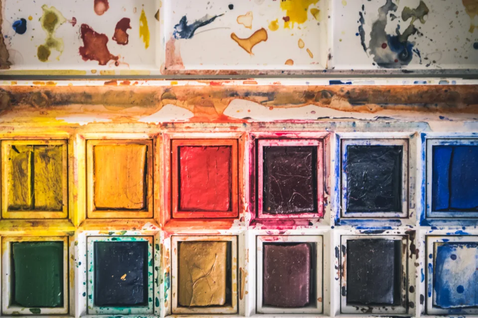 Estojo de aquarela com pastilhas de várias cores
