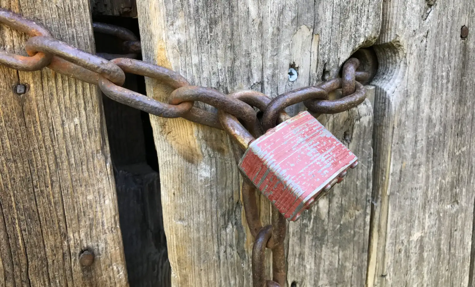 Corrente e cadeado em porta de madeira