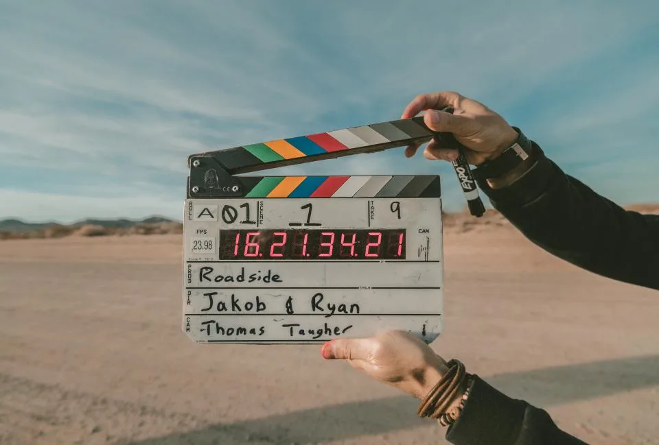 Claquete de filmagem e equipamentos de produção de vídeo