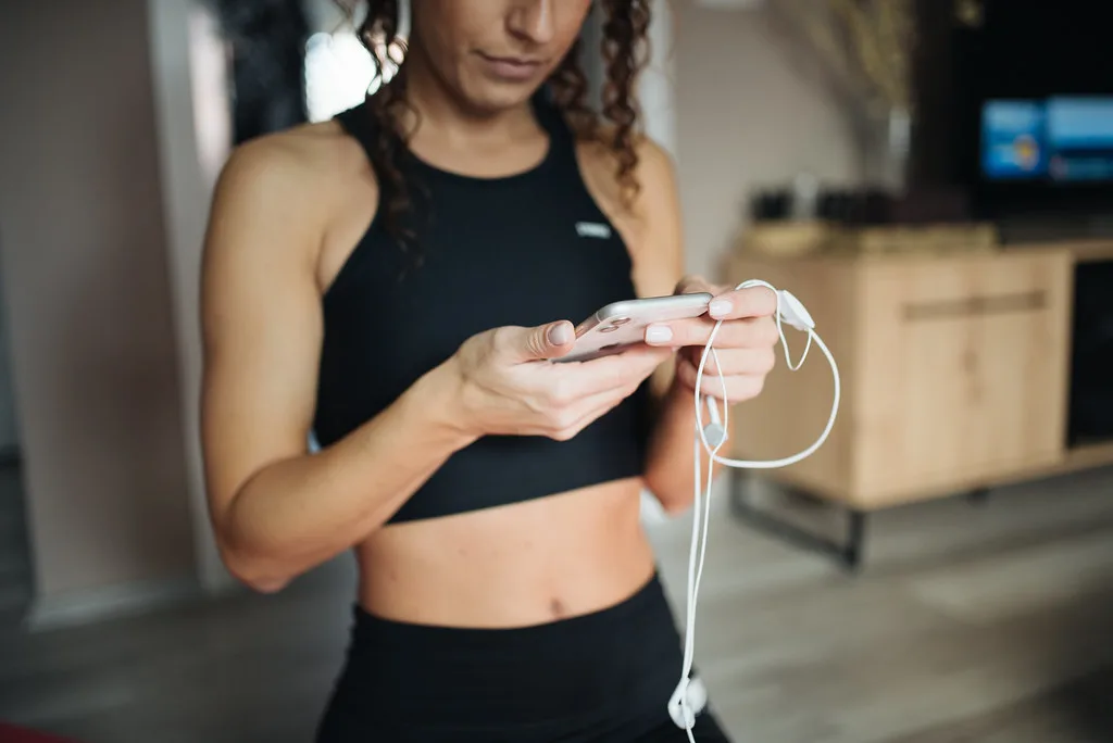 Mulher usando um aplicativo no smartphone