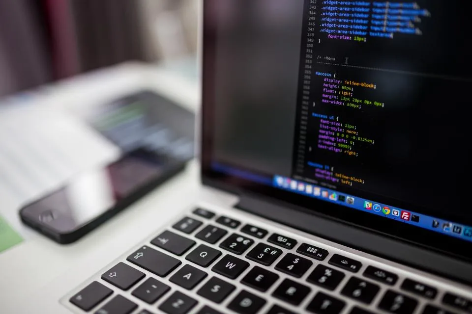Tela de computador exibindo linhas de código-fonte coloridas em um editor