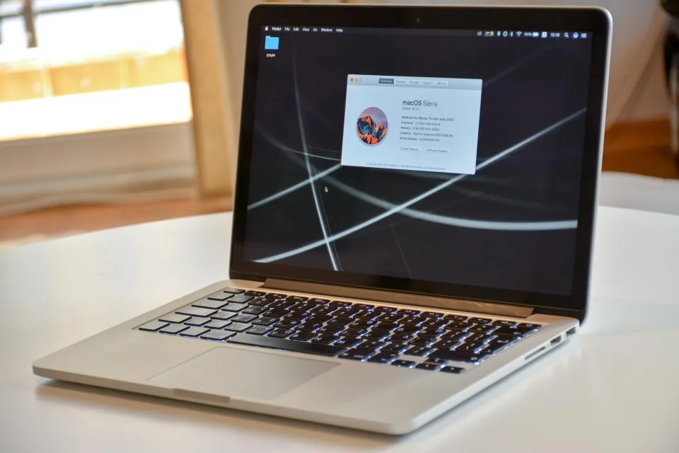 Notebook aberto com tela de dashboard